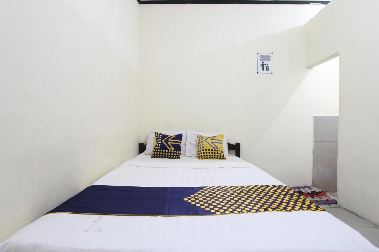 Oyo 92231 Penginapan Tanjung Alang Syariah Makassar Exteriör bild