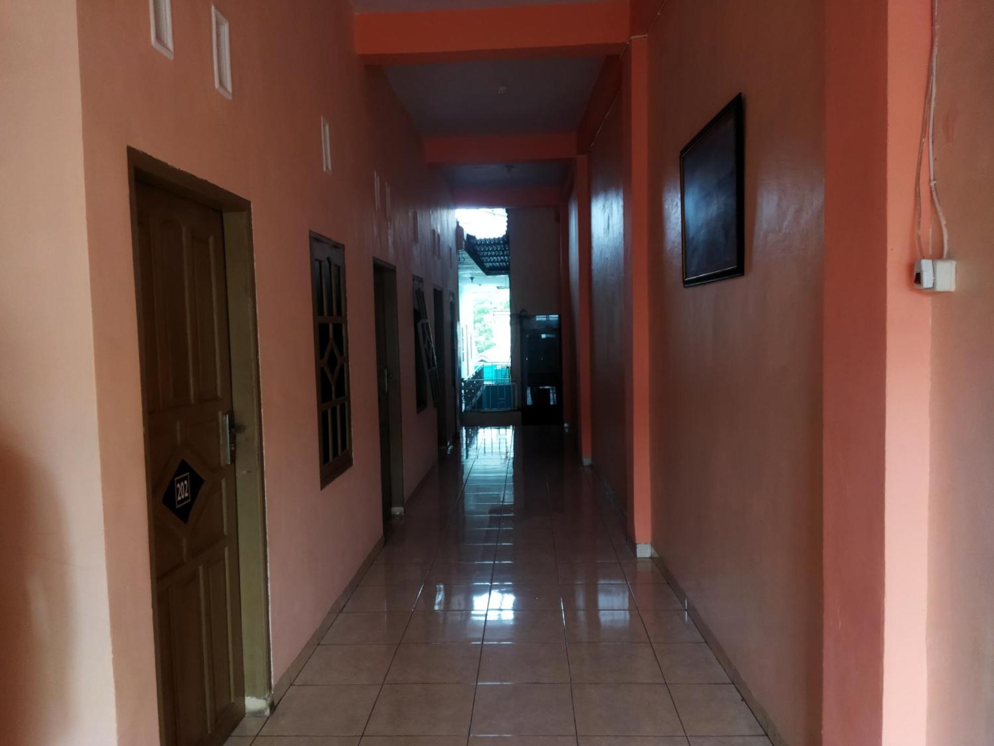 Oyo 92231 Penginapan Tanjung Alang Syariah Makassar Exteriör bild